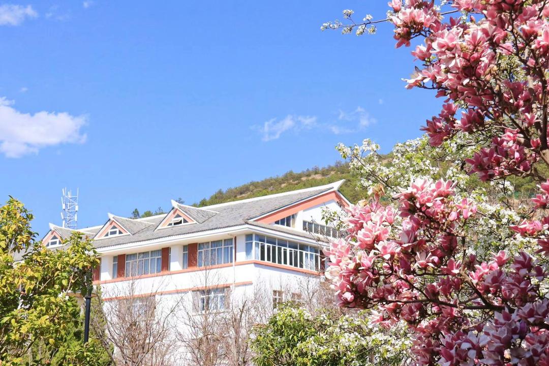 丽江文化旅游学院隆重举行2022届毕业典礼暨表彰颁奖大会
