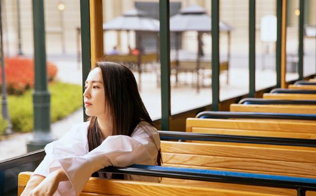 董璇的温柔优雅生活照:容颜柔美端庄,透露出一种优雅气质