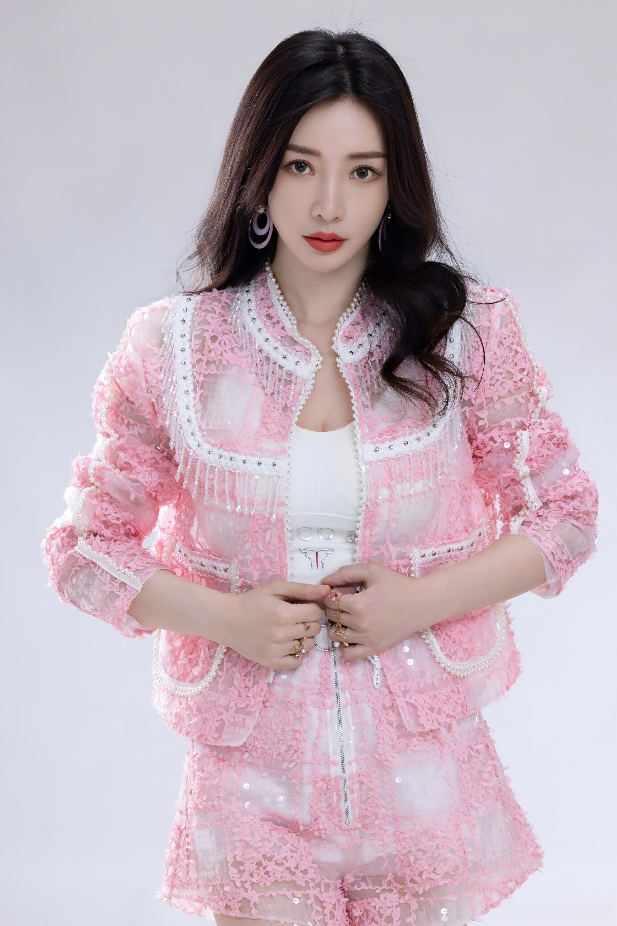 柳岩44岁活成诗:她的"不服老"打了谁的脸?