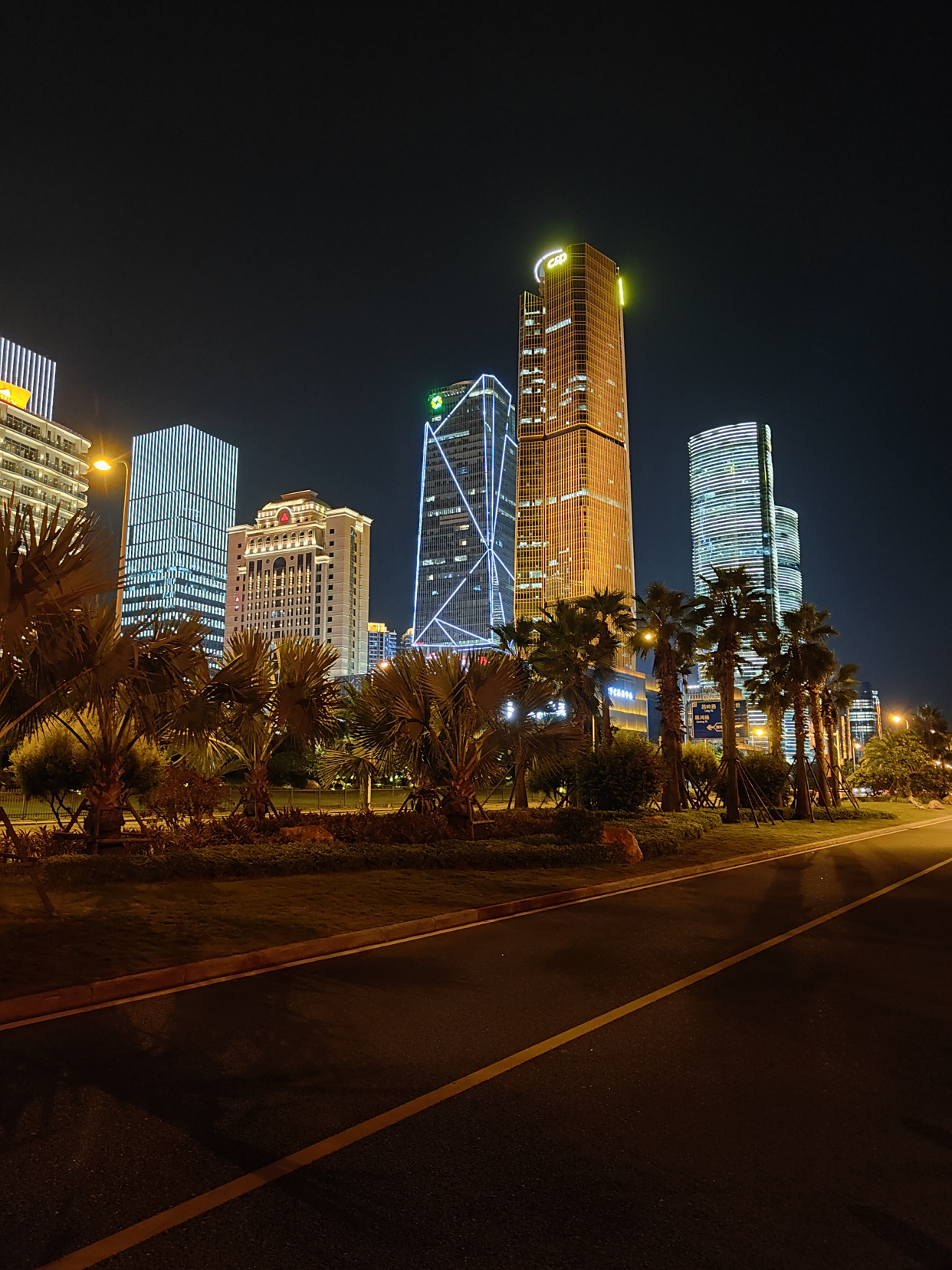 夜晚的厦门会展中心和观音山沙滩风景