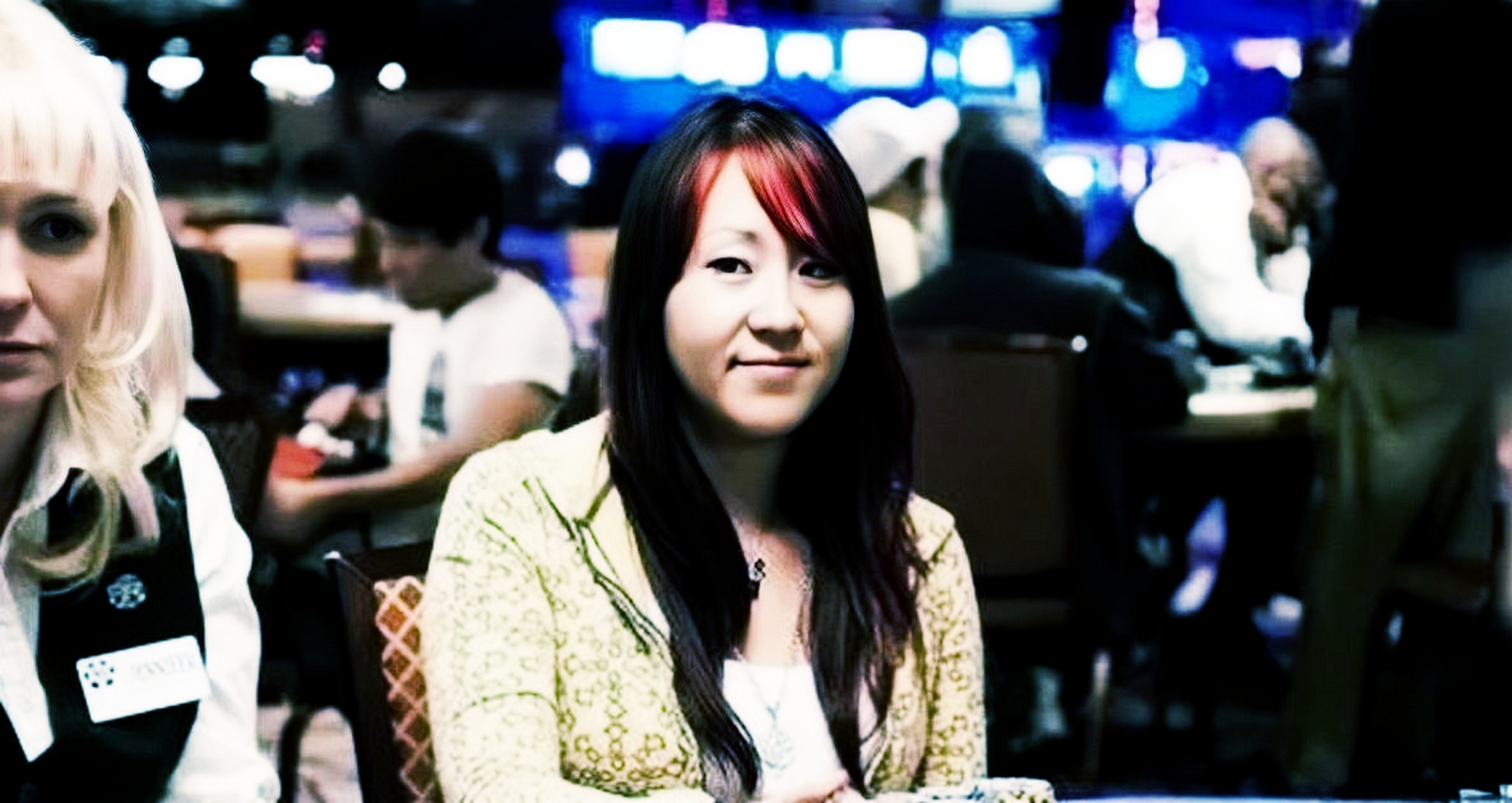 她叫赵苏茜,是美籍华人.她从小生活无忧无虑,喜欢看扑克节目.