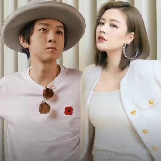 马思纯带张哲轩回家,电梯里热吻拥抱,网友:还没到结婚的地步