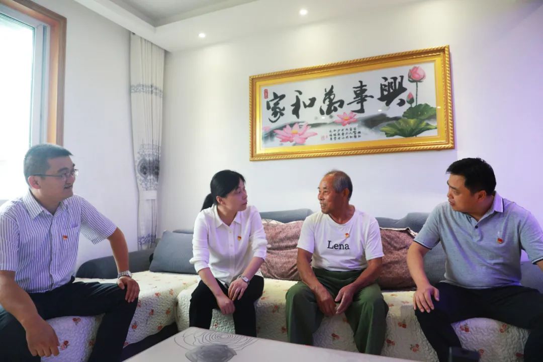 区领导走访慰问辖区老党员
