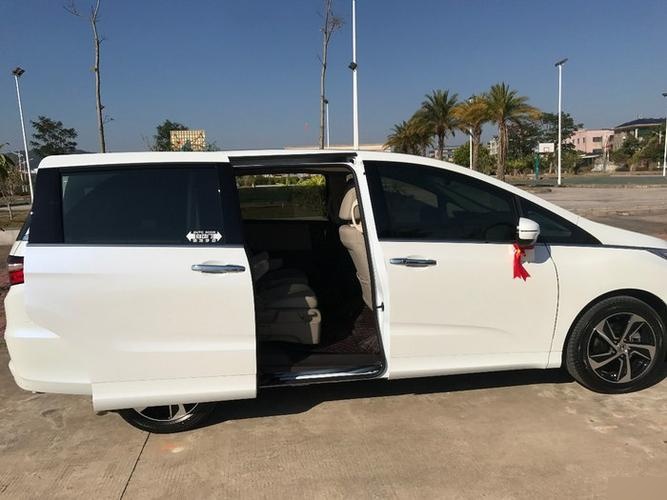 自动门开关位于中控台,当需要开启或关闭车门时,只需轻轻一触即可.