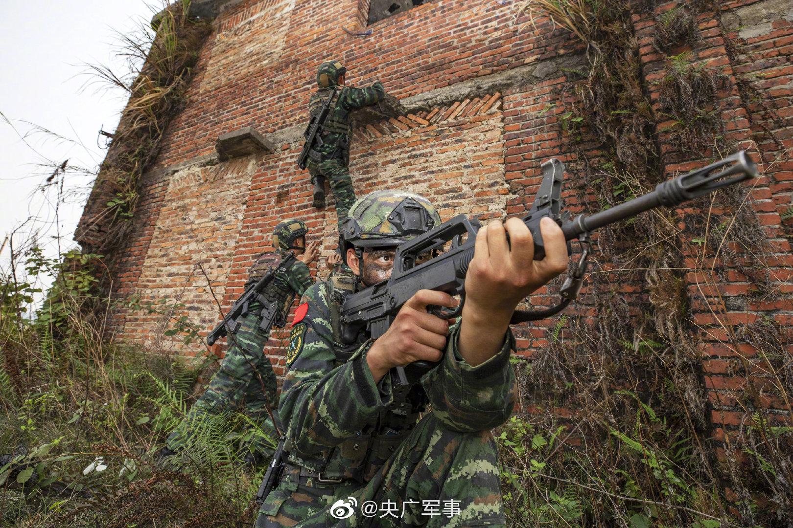 雷霆出击!武警特战队员超燃反恐综合演练