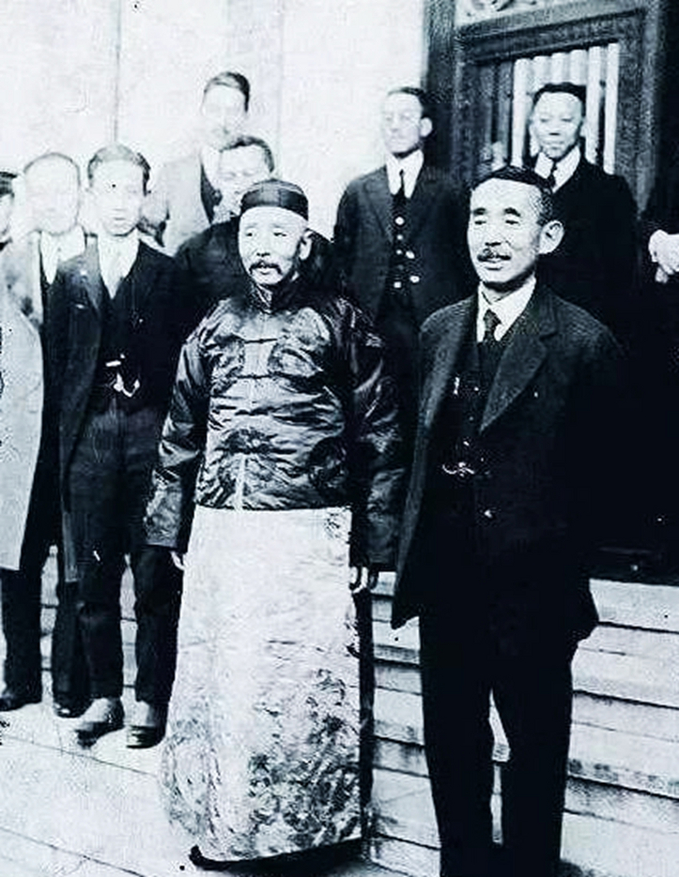 当时,张作霖手下不到100人.他在一条狭窄的街道上遇到了海沙子.