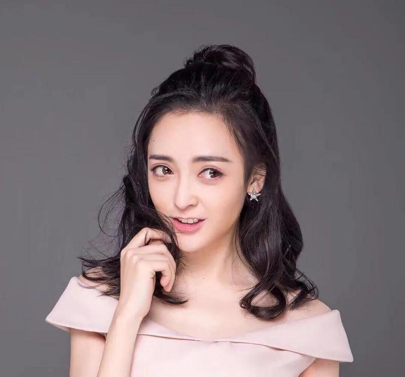 任职15年离开时情绪崩溃,曝工资待遇低  年初,成都知名主持人刘洋漾在