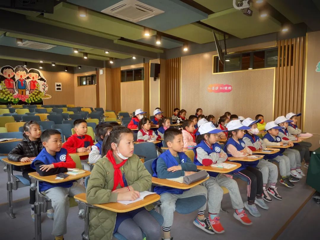 爸爸和女儿扩桥影院，共赏亲子温情电影，见证两代人心灵交融，留下难忘美好回忆