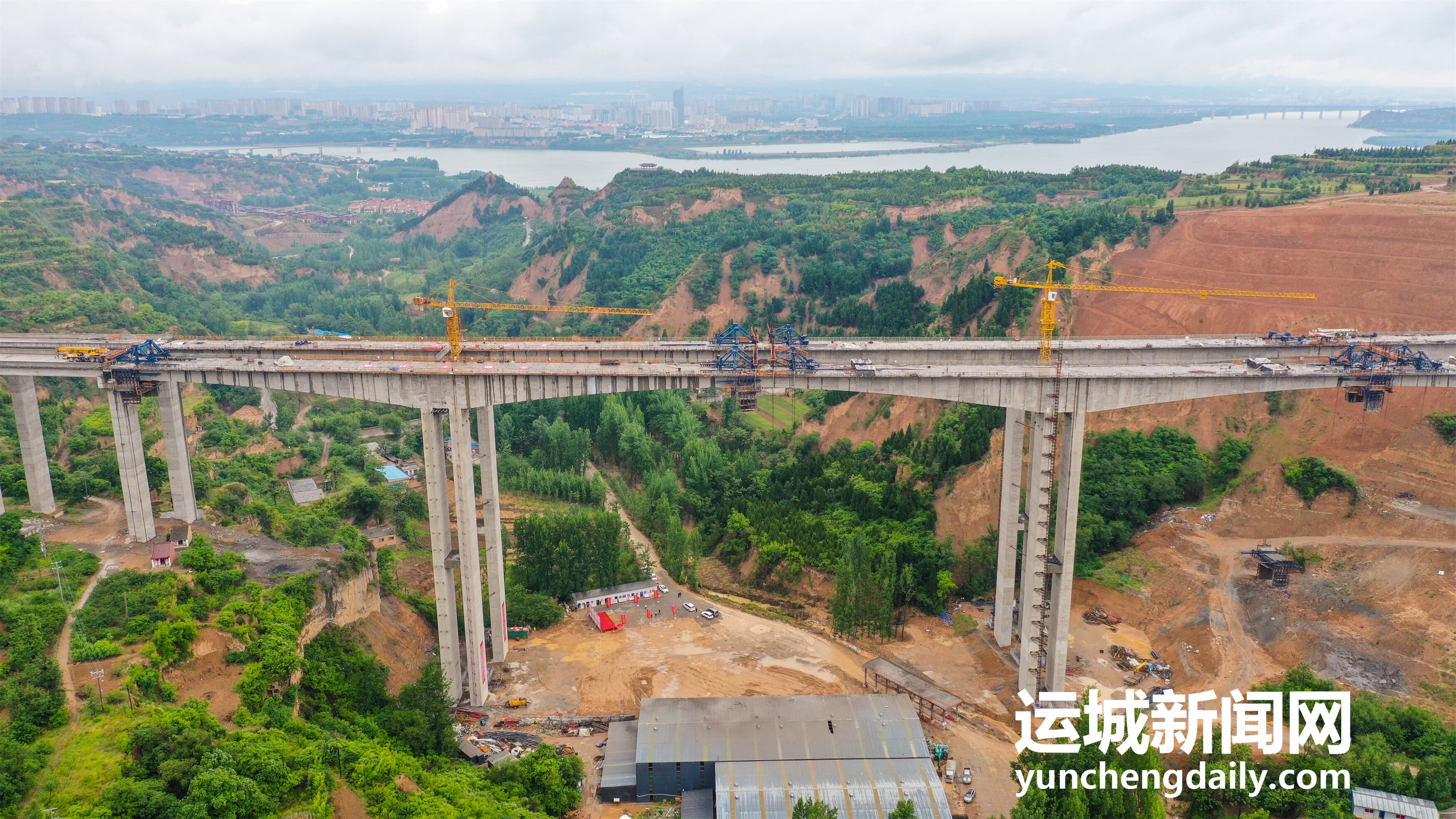 运三高速公路连接线盘南涧特大桥实现全桥合龙