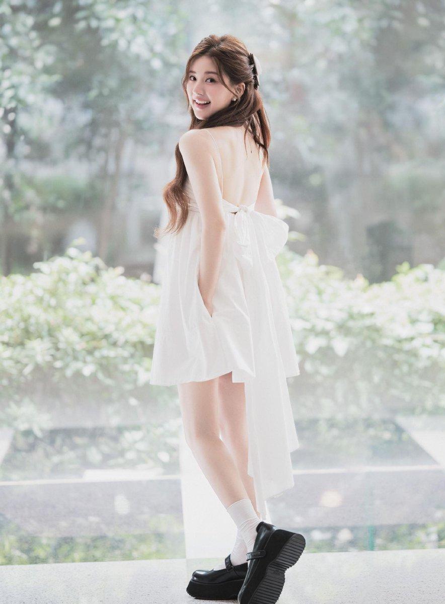 赵露思最新写真曝光,白裙配美腿甜美动人,演艺生涯令人惊叹