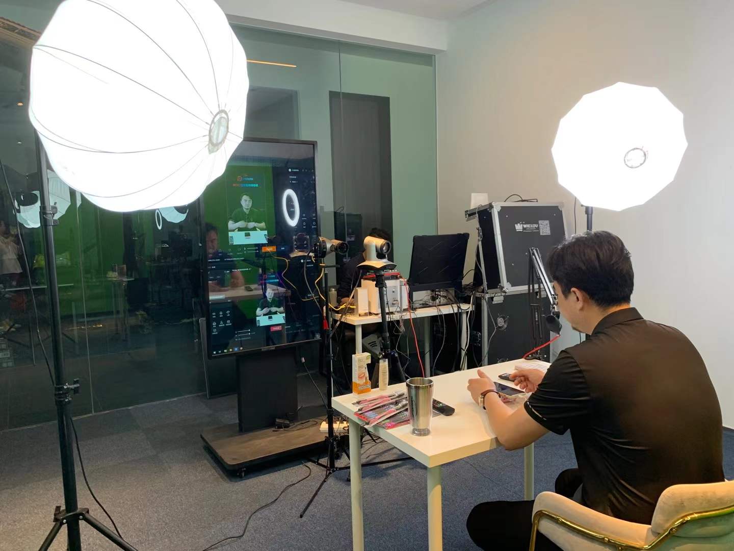 贵阳直播间搭建|新手直播怎么积攒人气?教你几个吸粉小技巧!