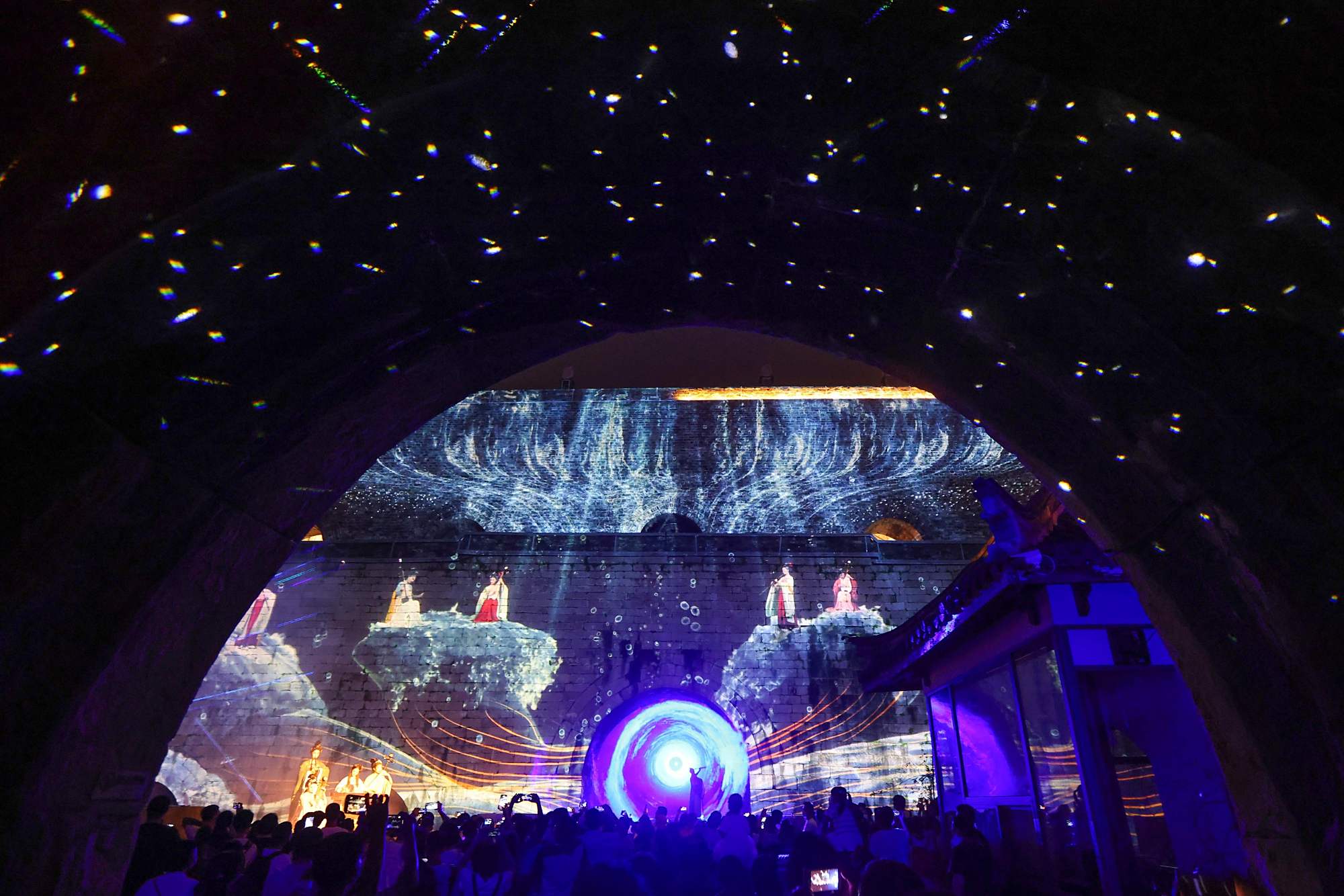 南京明城墙上演沉浸式光影秀