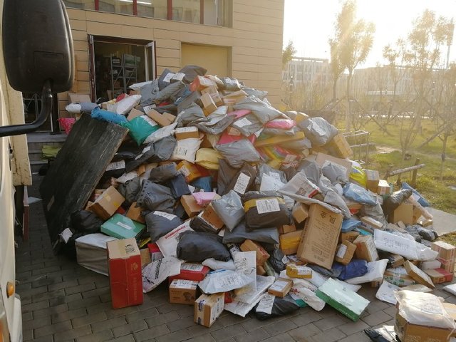 你的快递到哪里了,分拨中心爆仓,你所关心的快递问题都在这里