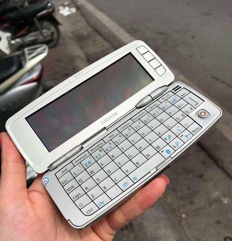 折叠屏外观的老前辈:诺基亚9300