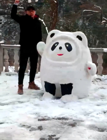 厉害!村民雪地自制冰墩墩