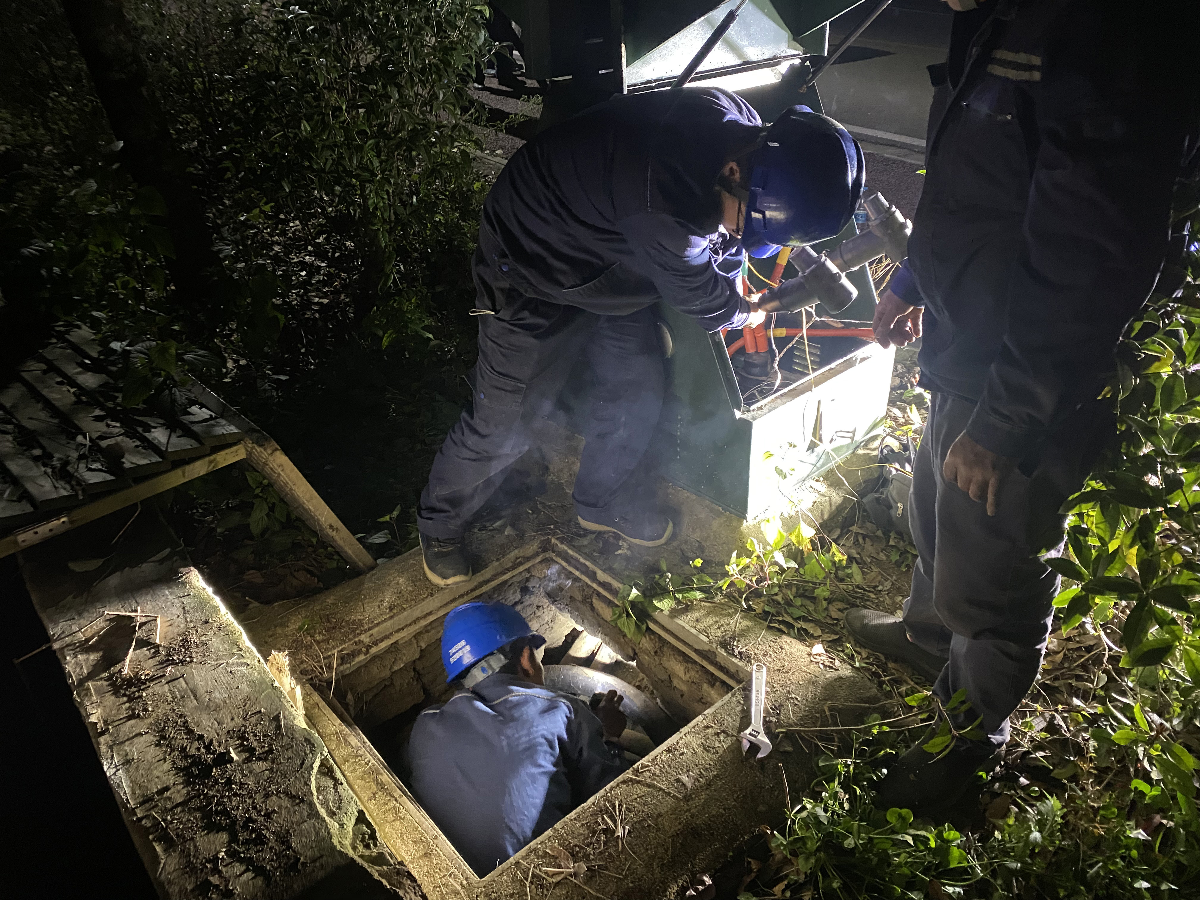 南方电网安顺镇宁供电局:夜间紧急抢修全力保障供电