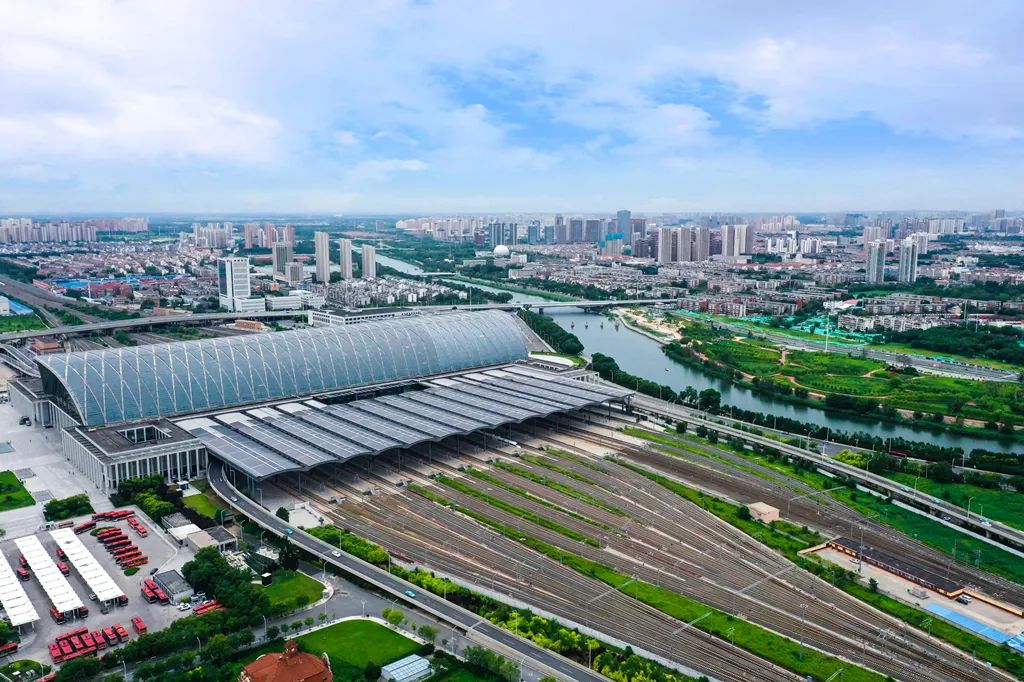 参加学习考察的红桥区委书记李清说,要充分发挥天津西站综合交通枢纽