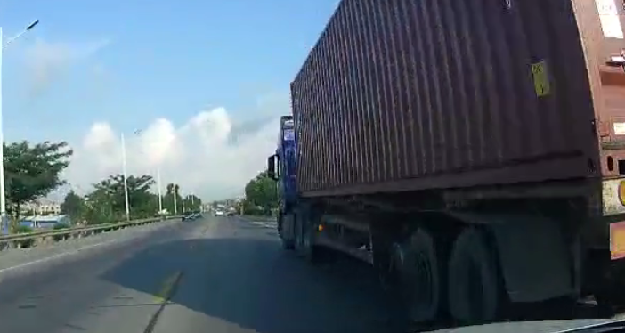 324国道可塘城格山路段发生一起交通事故