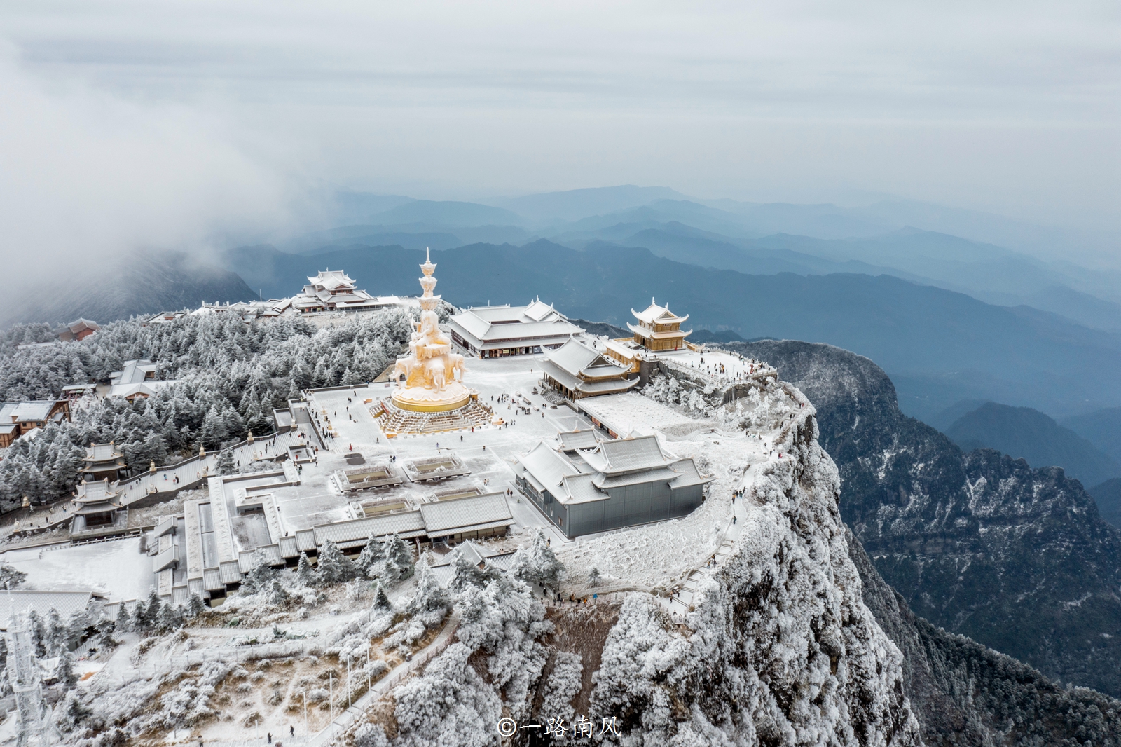冬天的四川峨眉山,不是仙境,但美成了仙境