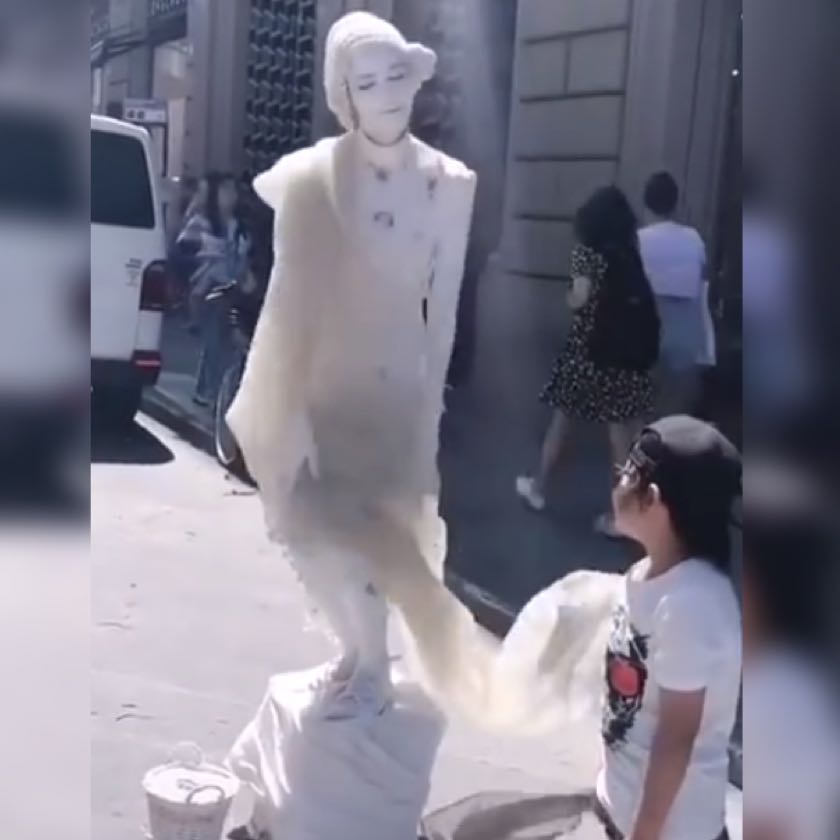 萌娃街头路遇"真人雕像"看得不知所措,网友:这雕像居然还能动