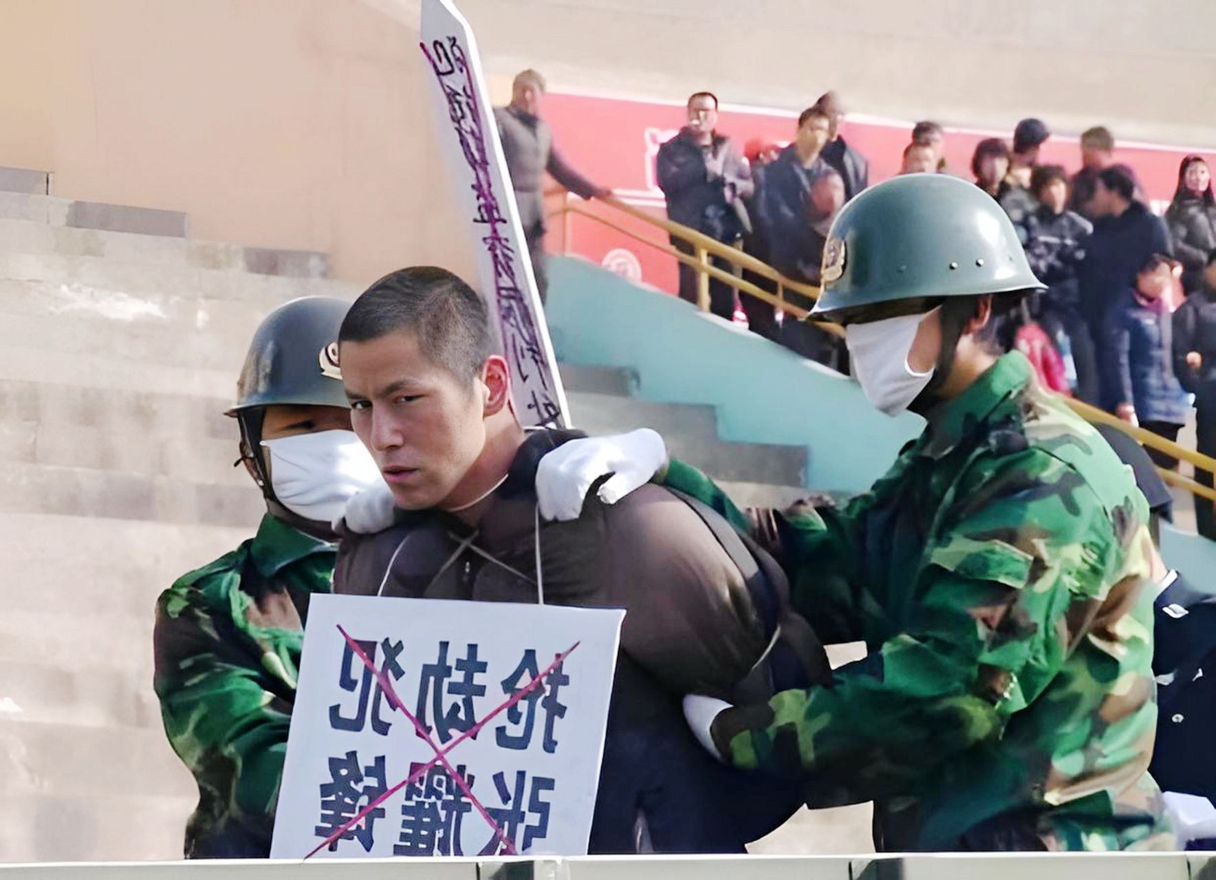 他因多次抢劫被判处死刑,包括在被捕期间杀害一名警察.