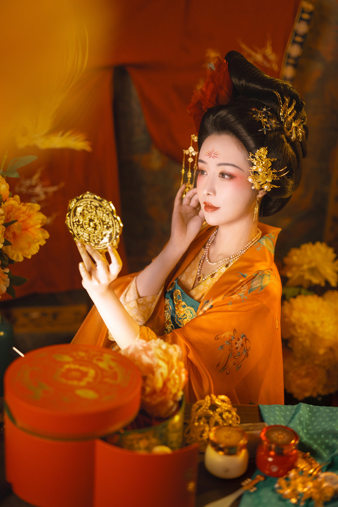 被"贵妃风"的汉服美到了,华贵又优雅,穿上变身唐朝美人