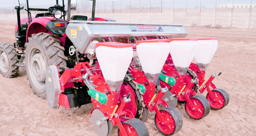 农哈哈微型条带旋耕玉米播种机:多功能作业,适合多种地形种植