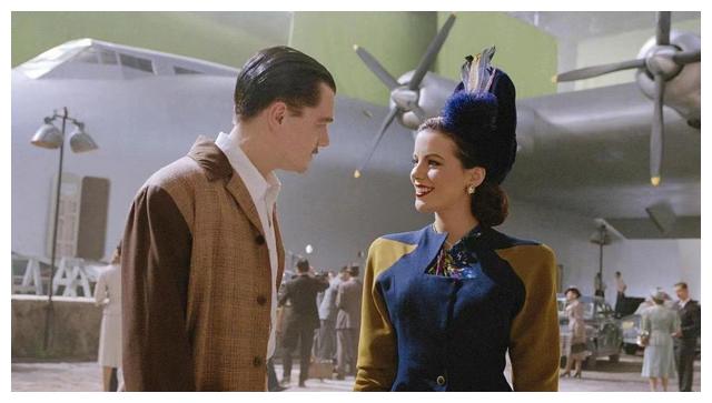 美国影片《飞行家》中采用松散堆积式叙事节奏有什么目的?