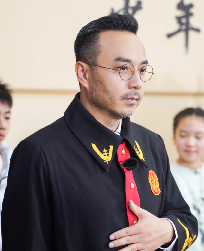 《天天向上》职场特辑:天天兄弟初体验,王一博变身帅气法警