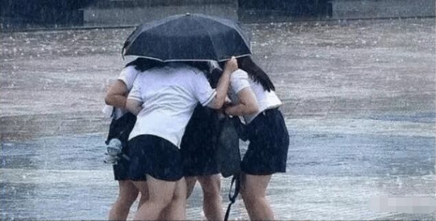 看你这么认真走正步的表情,教官都哭了