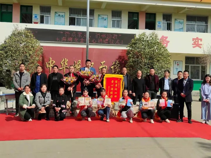 0807 80后南阳女孩王海梅为家乡小学捐助图书