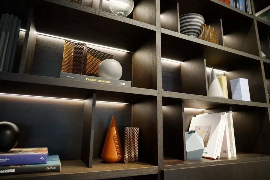 展示柜里的旧物承载着过往回忆和未来期许,灯光亮起,曾经的怦然心动