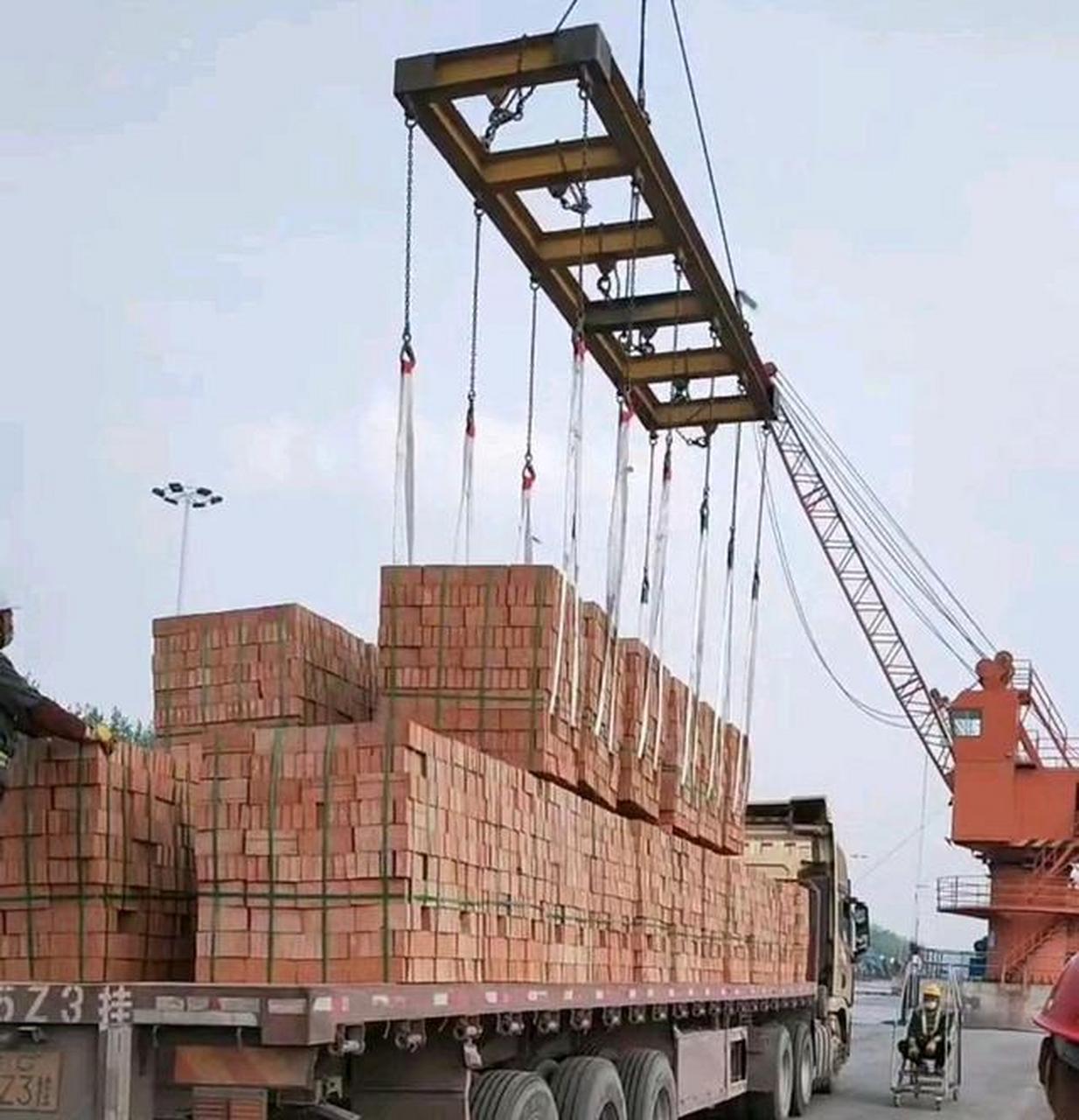 大吊车吊砖 大吊车把砖吊起 大吊车吊砖 大吊车把砖吊上船!