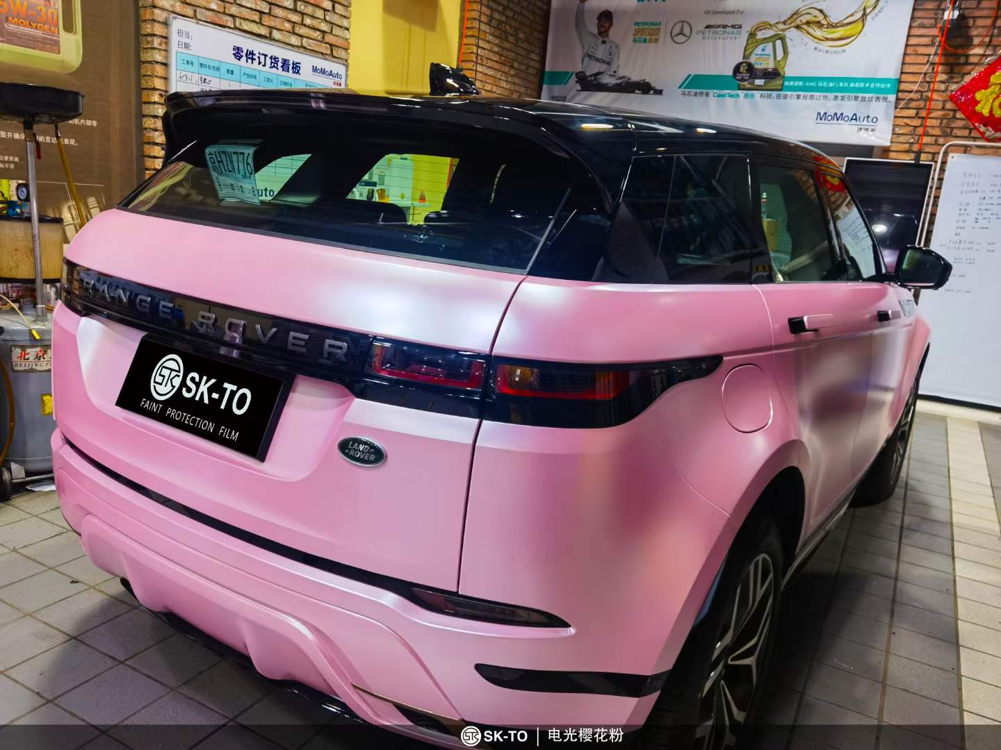 sk-to车身改色膜:路虎极光电光樱花粉