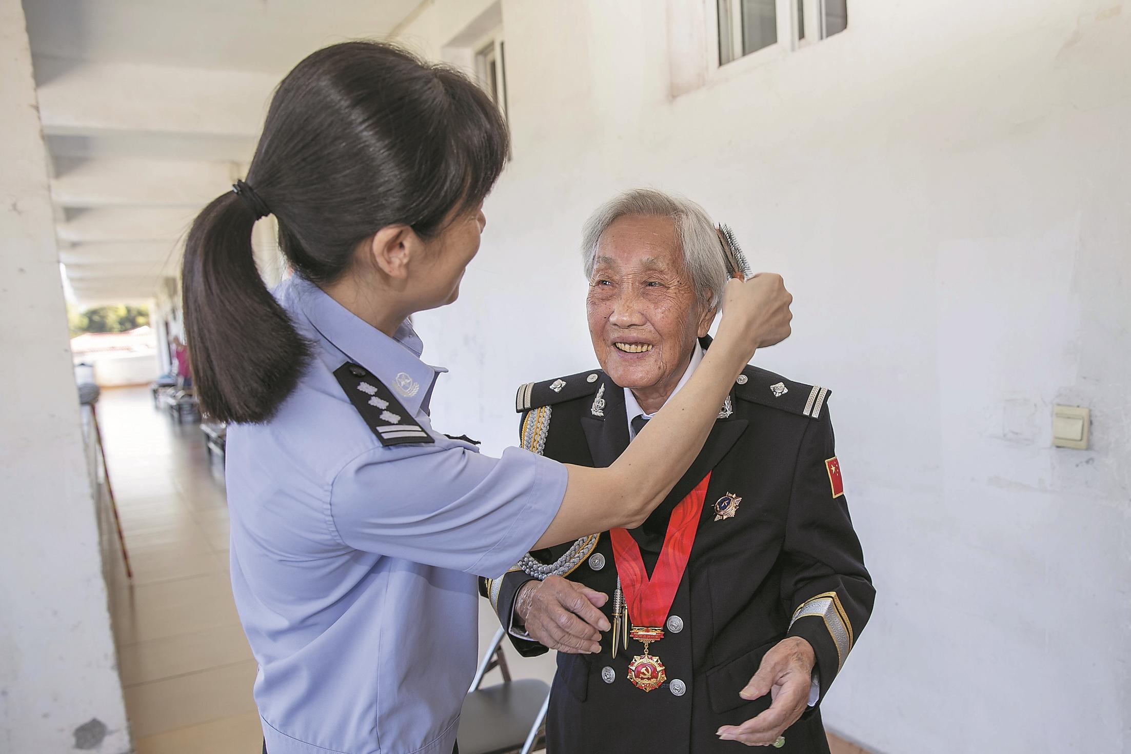 为退休老民警拍摄警礼服纪念照