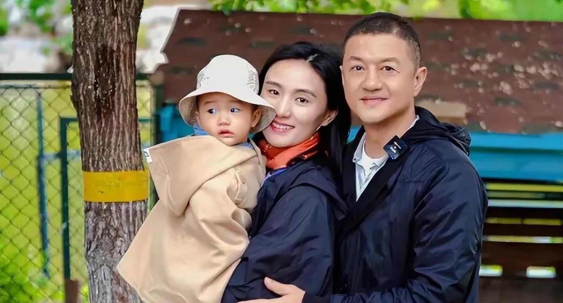 李亚鹏的北京小院被执行了,李亚鹏也带着海哈金喜,儿子夏夏来这里录制