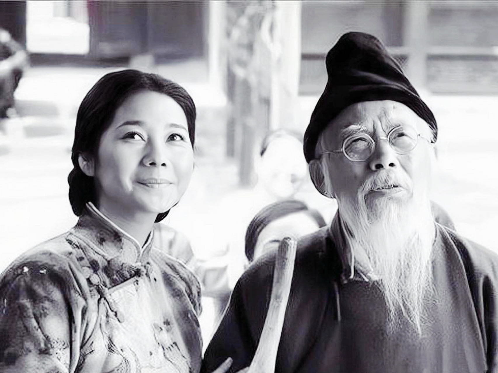 他也明白这是胡宝珠的嫉妒造成的,所以他选择了保住自己的位置.