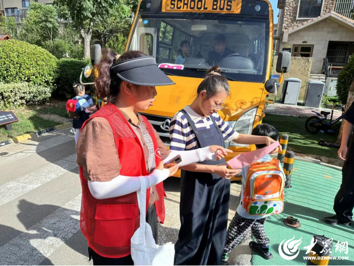 济宁高新区王因街道商住社区龙玺小区开展应急安全知识宣传活动