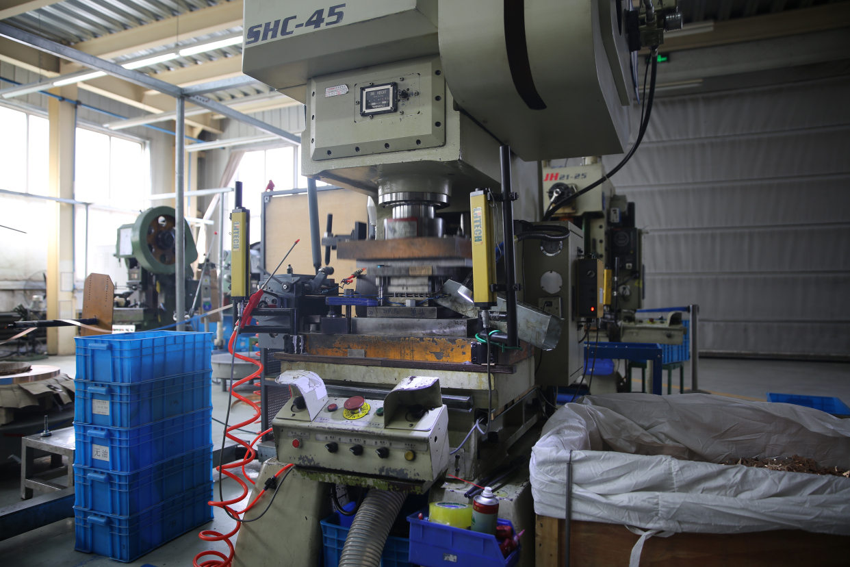 冲压件加工中如何增加或减少冲裁间隙值?