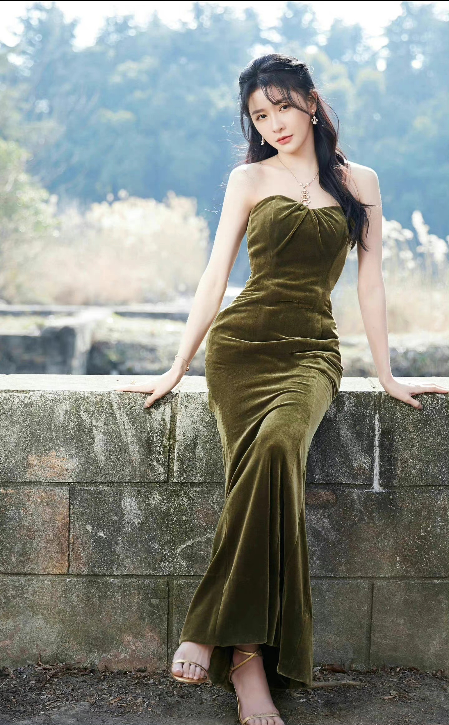 明星写真:蔡卓宜绿色抹胸晚礼长裙华丽艺术照,身材曼妙气质优雅