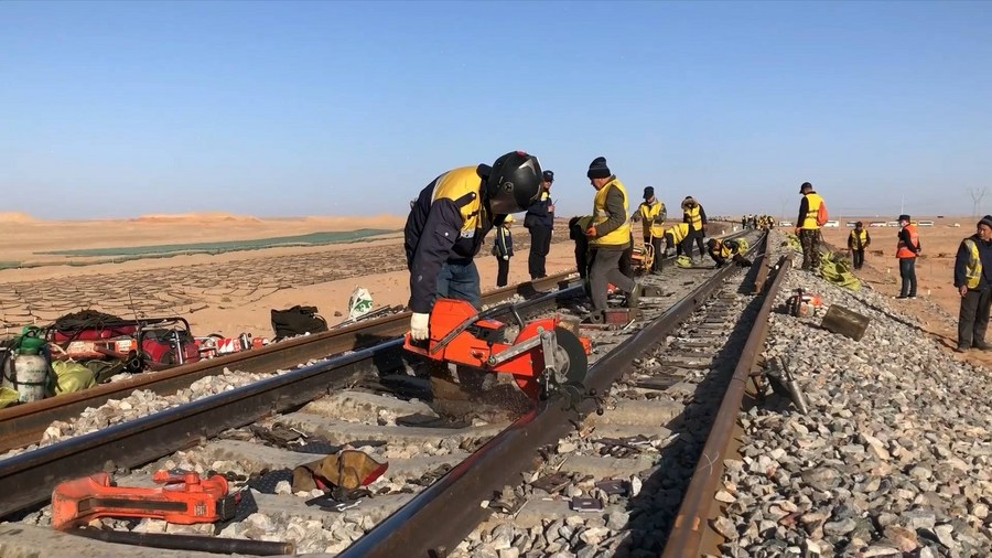 临哈铁路施工换轨 保障荒漠铁路运输安全通畅