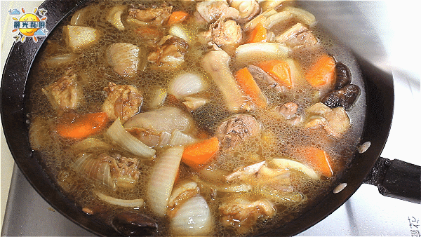 下饭家常菜:冬菇炖鸡,做法简单,味道鲜美,还有剁鸡小技巧分享