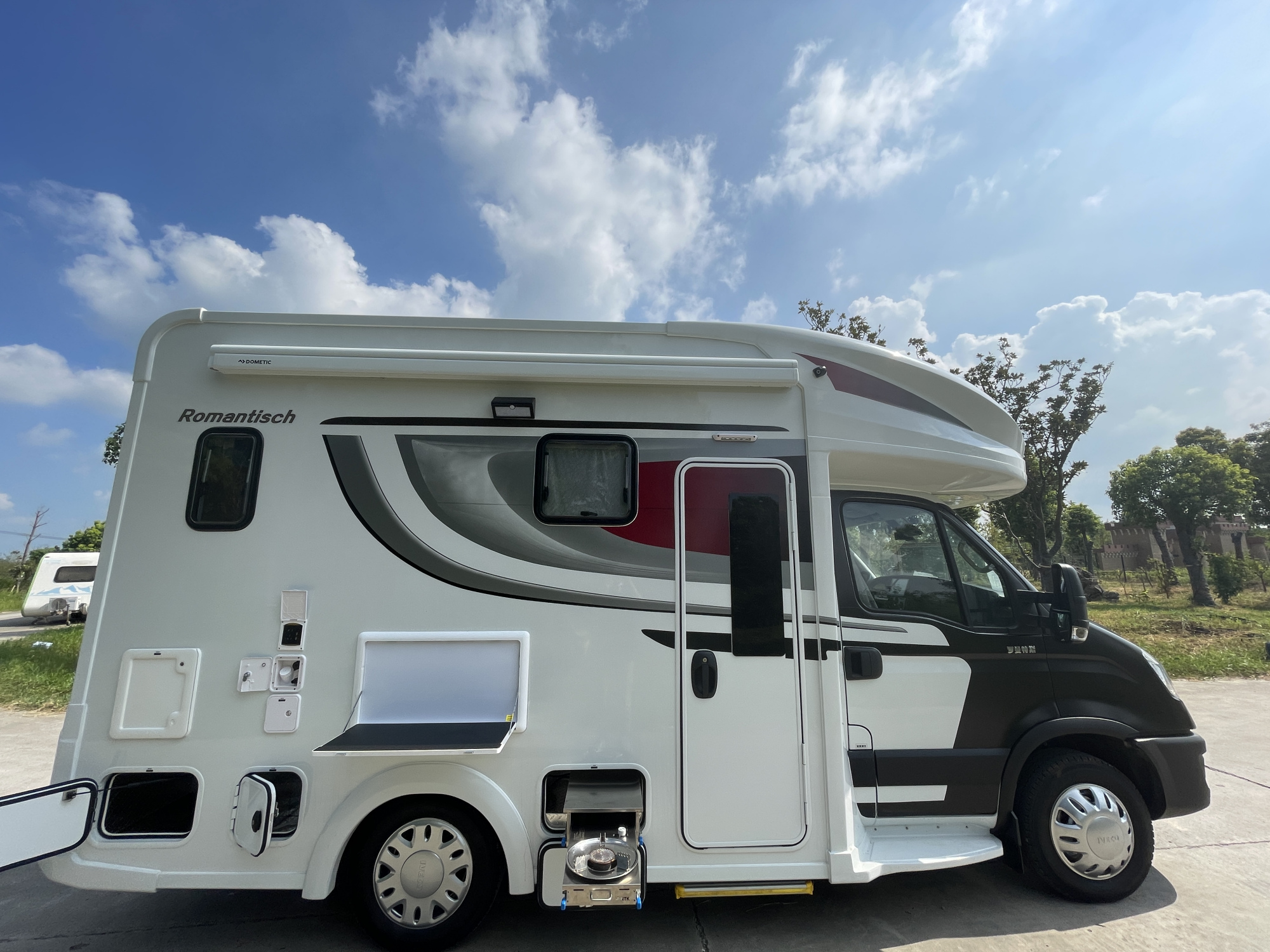 罗曼1号c型房车,颜值在线的实力派,标配1200ah锂电1000w太阳能