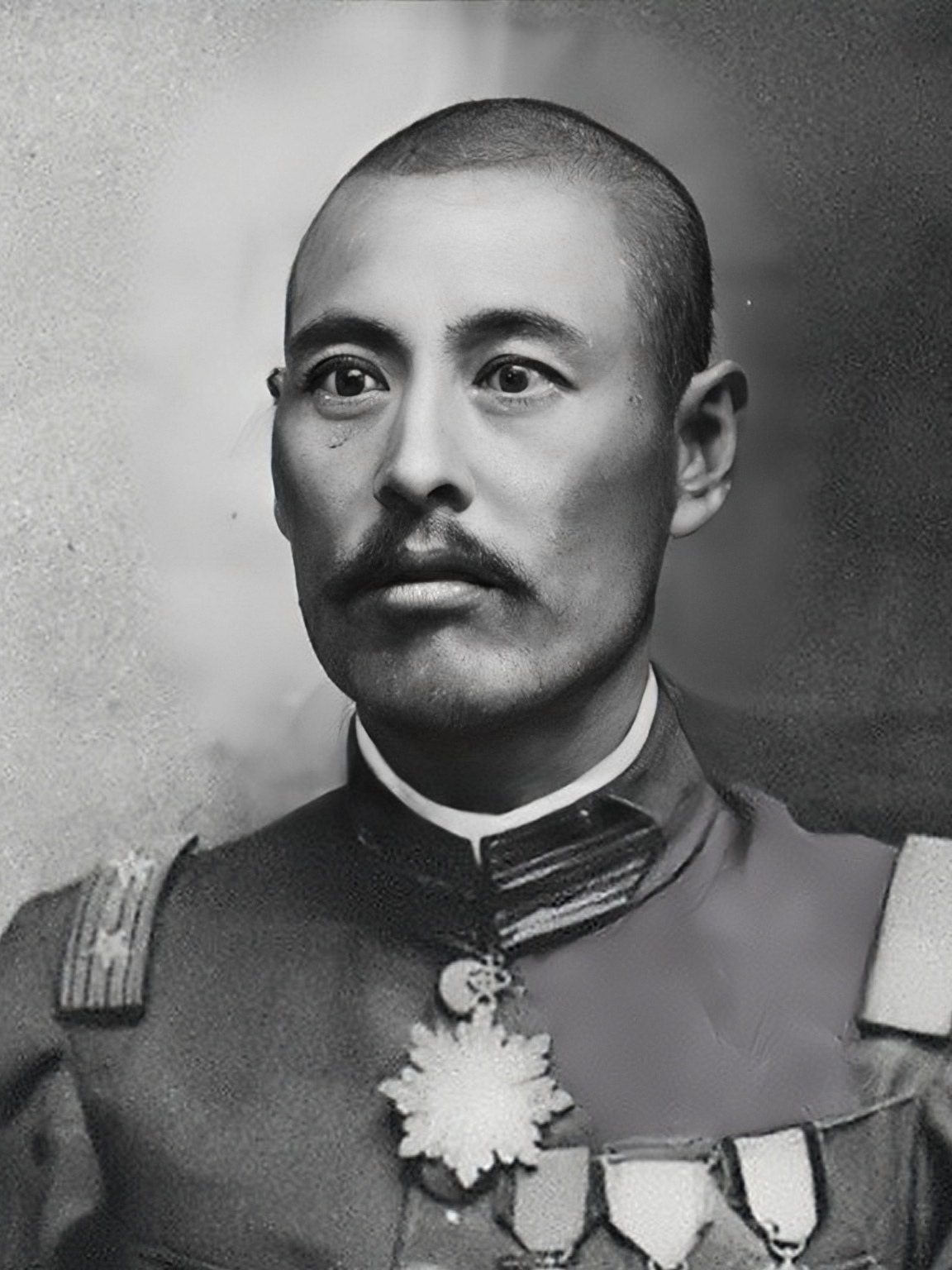 这两个督军都被本省人民赶走,吴佩孚都置身度外,坐收渔人之利