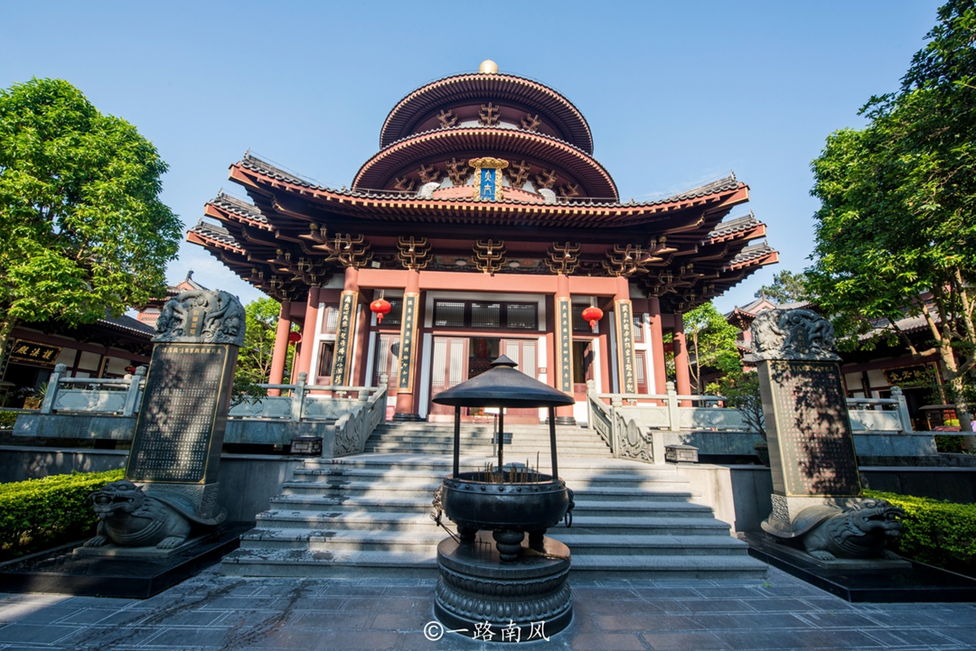 青秀山是南宁的国家5a级景区,观音禅寺位于山顶,有近千年的历史,是