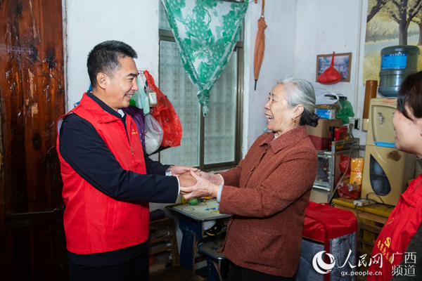 北海市委书记逛"解忧超市"认领"微心愿" 帮困难群众圆梦