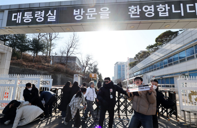 韩媒:抗议尹锡悦否决调查妻子法案,20名韩国学生试图闯入龙山总统府