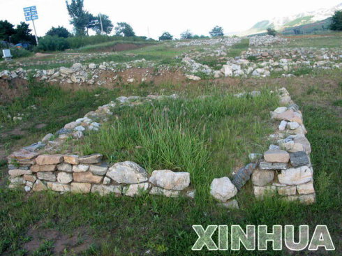 积石冢,对应于首图右上角的建筑.