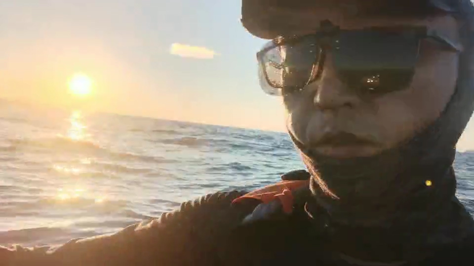 大连男子乘风破浪挑战单人无后援皮艇横渡渤海海峡