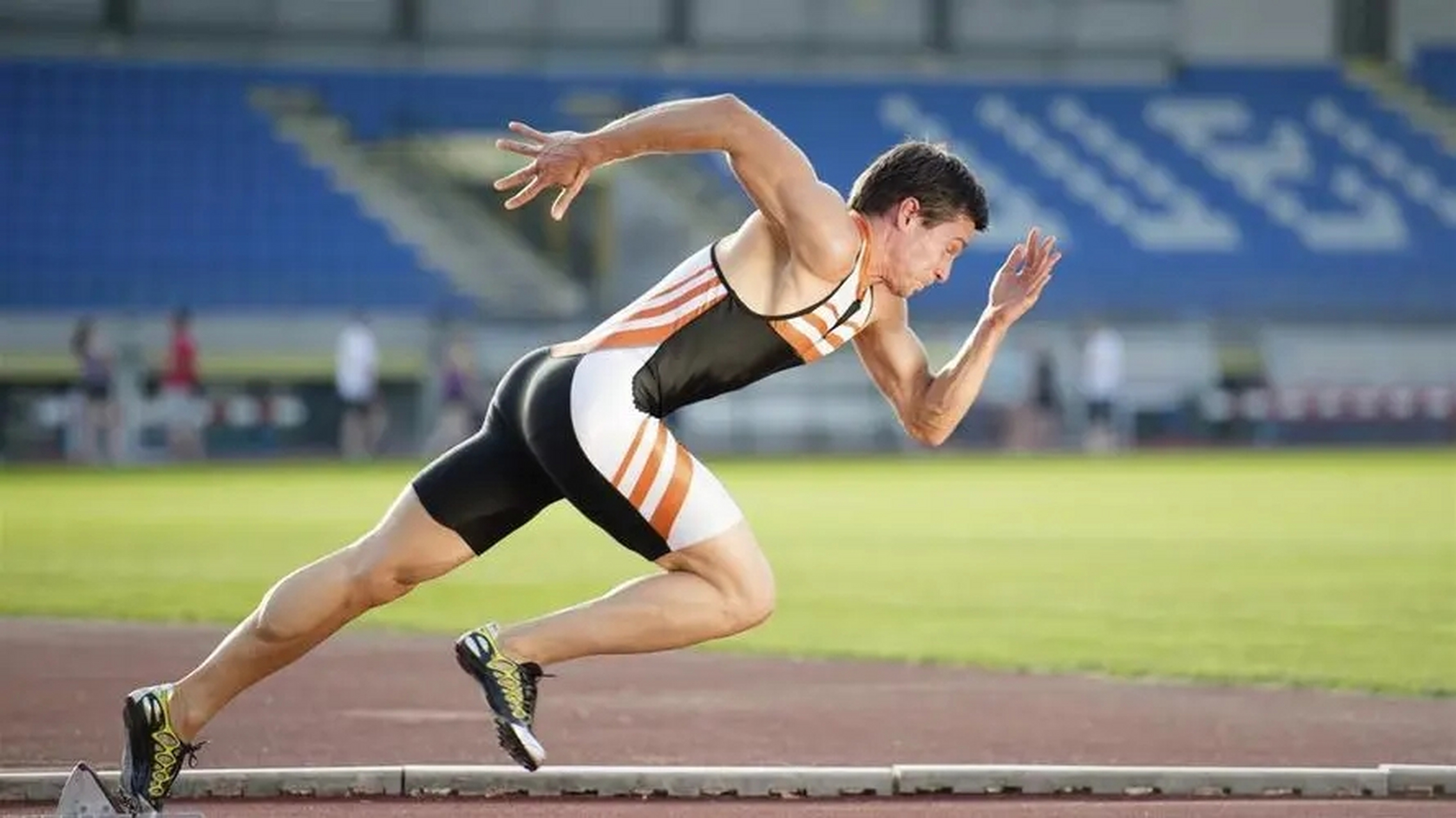 短跑运动员身材魁梧,要求全身肌肉发力,强调爆发力和加速度.